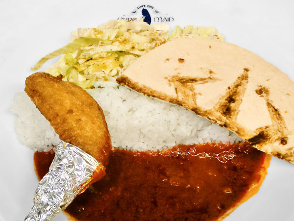 『オーバーロードII』カフェ アインズの重課金カレー　手羽先ハンマー￥1,200＋税(C)丸山くがね・KADOKAWA刊／オーバーロード2製作委員会