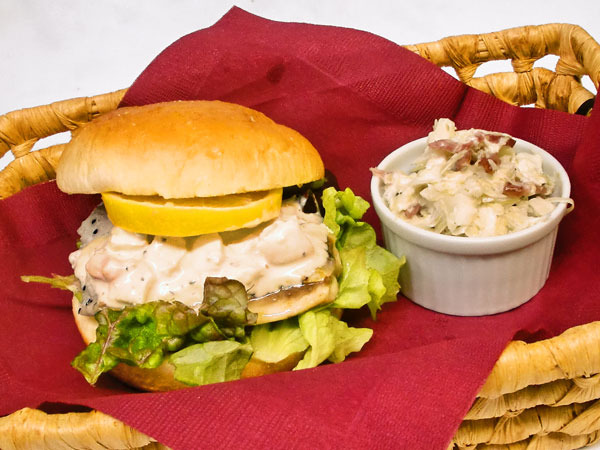 『オーバーロードII』カフェ ザリュースとクルシュの団結サンド 　￥1,200＋税(C)丸山くがね・KADOKAWA刊／オーバーロード2製作委員会