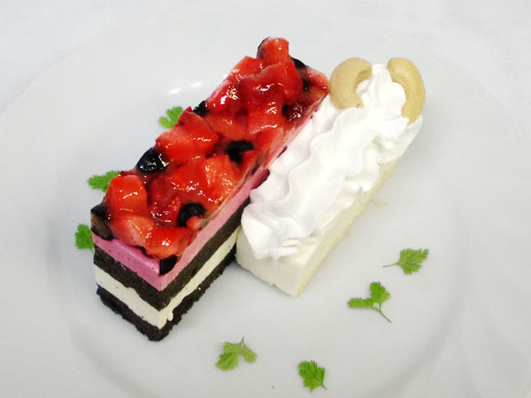 『オーバーロードII』カフェ アルベドとシャルティアのケーキプレート 　￥700＋税(C)丸山くがね・KADOKAWA刊／オーバーロード2製作委員会