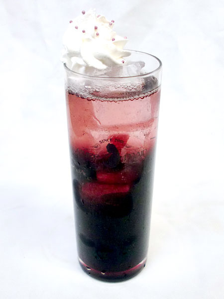 『オーバーロードII』カフェ ドリンク エントマ ￥500＋税(C)丸山くがね・KADOKAWA刊／オーバーロード2製作委員会