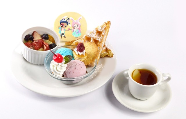 桐皇学園高校 青峰・桃井のフルーツグラタン＆ワッフル ブルーハワイアイス＆ストロベリーアイス添え (with ピーチティー) (990 円) (C)藤巻忠俊／集英社・黒子のバスケ製作委員会