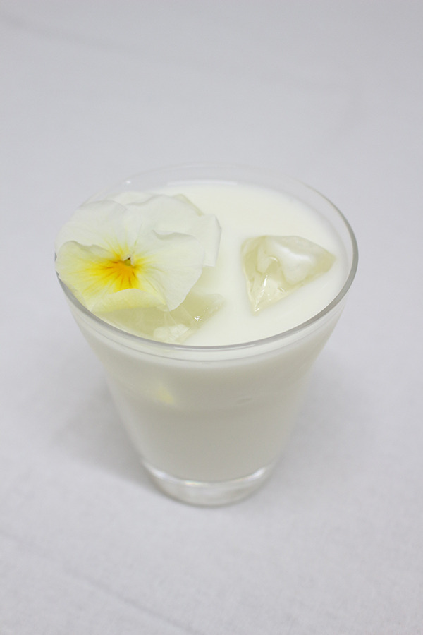 「文豪ストレイドッグス DEAD APPLE（デッドアップル）コラボカフェ」「ジャックハニーミルク」※アルコール \694＋税 (C)2018 朝霧カフカ・春河35/ＫＡＤＯＫＡＷＡ/文豪ストレイドッグスDA製作委員会