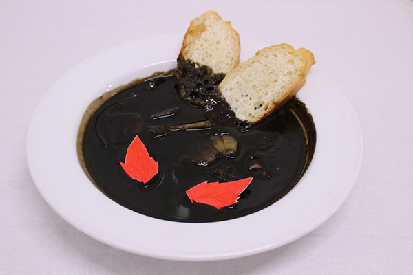 「文豪ストレイドッグス DEAD APPLE（デッドアップル）コラボカフェ」「黒牛煮」（ブラックビーフシチュー） \1,296＋税 (C)2018 朝霧カフカ・春河35/ＫＡＤＯＫＡＷＡ/文豪ストレイドッグスDA製作委員会
