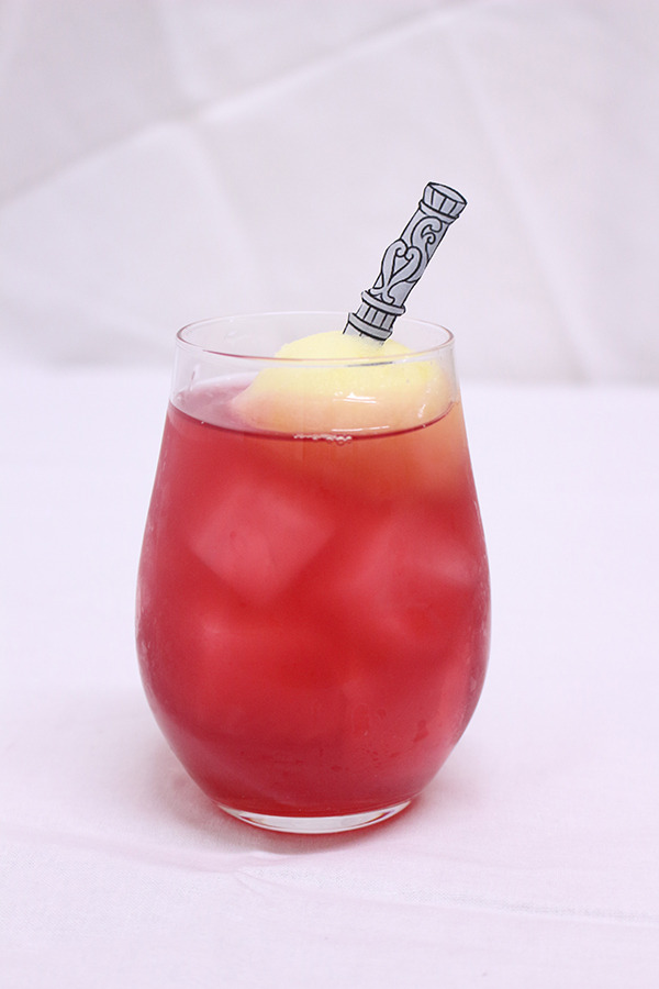 「文豪ストレイドッグス DEAD APPLE（デッドアップル）コラボカフェ」「DEAD APPLE フロート」 \694＋税 (C)2018 朝霧カフカ・春河35/ＫＡＤＯＫＡＷＡ/文豪ストレイドッグスDA製作委員会