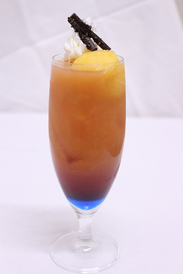 「文豪ストレイドッグス DEAD APPLE（デッドアップル）コラボカフェ」「斜陽」（しゃよう） \694＋税 (C)2018 朝霧カフカ・春河35/ＫＡＤＯＫＡＷＡ/文豪ストレイドッグスDA製作委員会