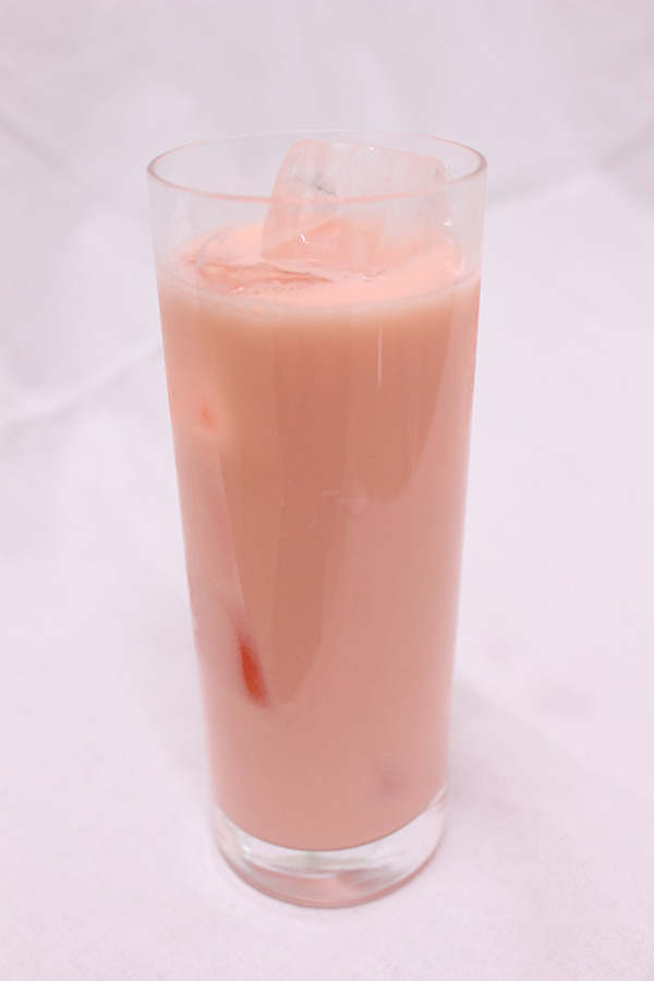 「文豪ストレイドッグス DEAD APPLE（デッドアップル）コラボカフェ」「武装探偵社の謎解きドリンク」 \694＋税 (C)2018 朝霧カフカ・春河35/ＫＡＤＯＫＡＷＡ/文豪ストレイドッグスDA製作委員会