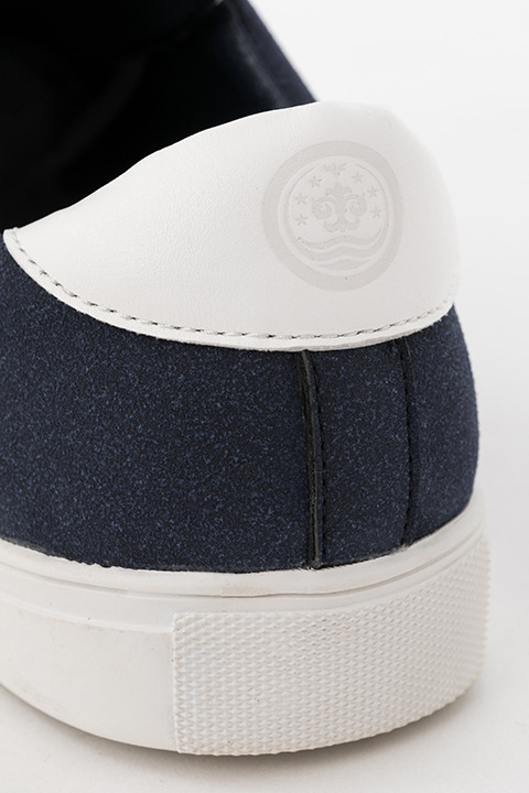 『K RETURN OF KINGS』コラボレーションアイテム 伏見猿比古モデル スニーカー9,800円(税別)(C)GoRA・GoHands／k-project