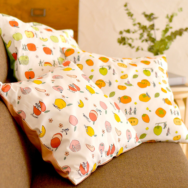 「クッションカバー（2800円・税別／全3種）」（C）2015-2018 DMM GAMES/Nitroplus