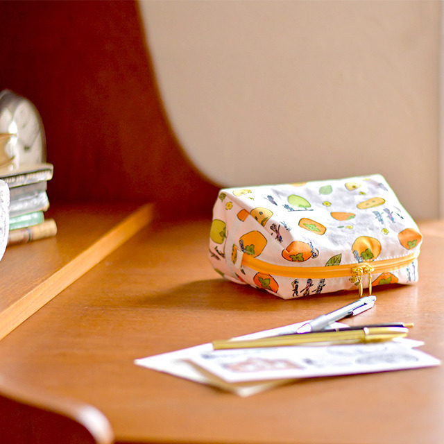 「トラペーズポーチ（2500円・税別／全3種）」（C）2015-2018 DMM GAMES/Nitroplus