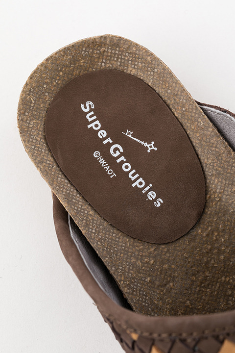 『進撃の巨人』コラボレーションアイテム エレン・イェーガー モデル サンダル 14,800円(税別)(C)諫山創・講談社／「進撃の巨人」製作委員会