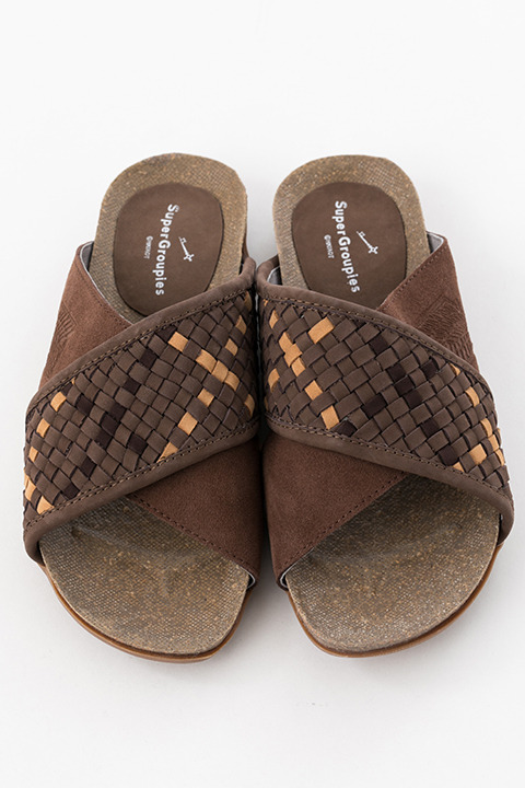 『進撃の巨人』コラボレーションアイテム エレン・イェーガー モデル サンダル 14,800円(税別)(C)諫山創・講談社／「進撃の巨人」製作委員会