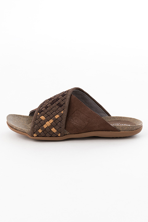 『進撃の巨人』コラボレーションアイテム エレン・イェーガー モデル サンダル 14,800円(税別)(C)諫山創・講談社／「進撃の巨人」製作委員会