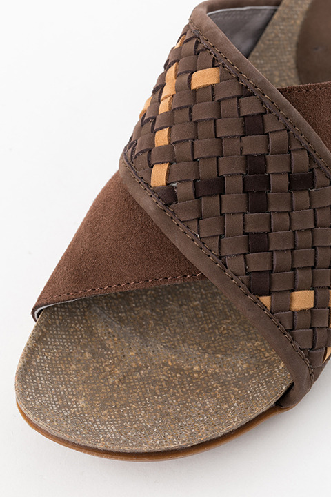 『進撃の巨人』コラボレーションアイテム エレン・イェーガー モデル サンダル 14,800円(税別)(C)諫山創・講談社／「進撃の巨人」製作委員会