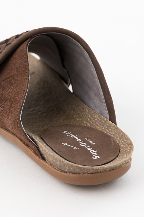 『進撃の巨人』コラボレーションアイテム エレン・イェーガー モデル サンダル 14,800円(税別)(C)諫山創・講談社／「進撃の巨人」製作委員会