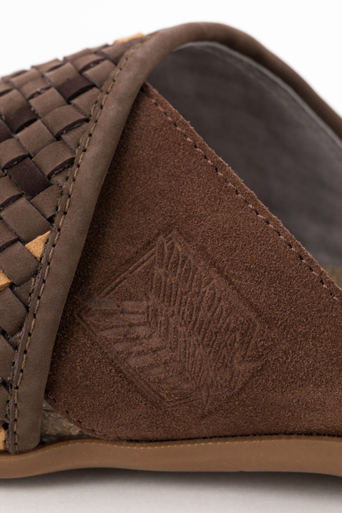 『進撃の巨人』コラボレーションアイテム エレン・イェーガー モデル サンダル 14,800円(税別)(C)諫山創・講談社／「進撃の巨人」製作委員会