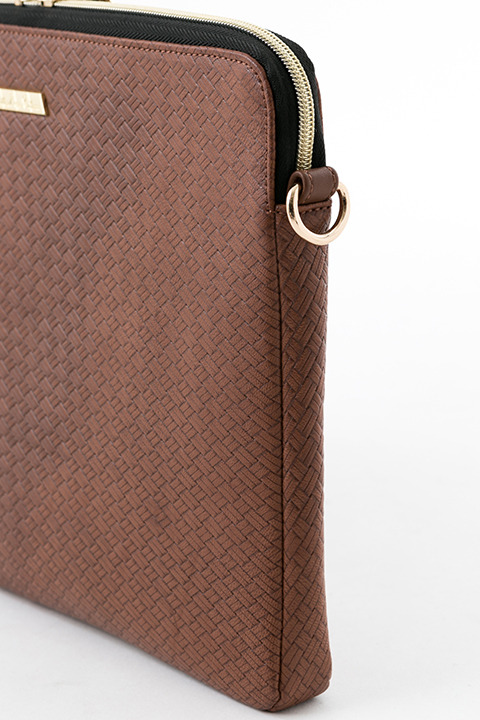 『進撃の巨人』コラボレーションアイテム エレン・イェーガー モデル パソコンケース 5,800円(税別)(C)諫山創・講談社／「進撃の巨人」製作委員会