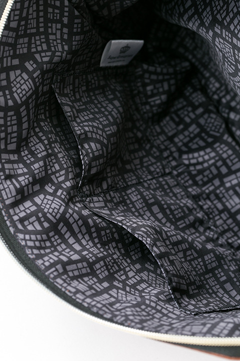 『進撃の巨人』コラボレーションアイテム エレン・イェーガー モデル パソコンケース 5,800円(税別)(C)諫山創・講談社／「進撃の巨人」製作委員会