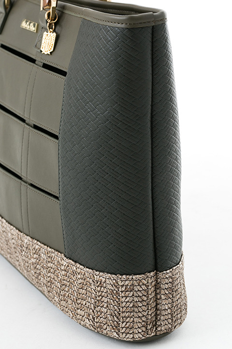 『進撃の巨人』コラボレーションアイテム リヴァイ モデル バッグ 15,800円(税別)(C)諫山創・講談社／「進撃の巨人」製作委員会