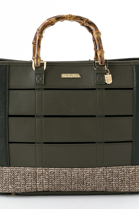 『進撃の巨人』コラボレーションアイテム リヴァイ モデル バッグ 15,800円(税別)(C)諫山創・講談社／「進撃の巨人」製作委員会