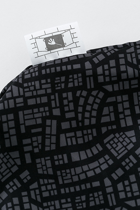 『進撃の巨人』コラボレーションアイテム リヴァイ モデル バッグ 15,800円(税別)(C)諫山創・講談社／「進撃の巨人」製作委員会