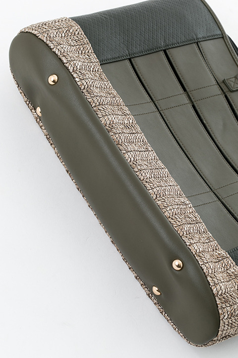 『進撃の巨人』コラボレーションアイテム リヴァイ モデル バッグ 15,800円(税別)(C)諫山創・講談社／「進撃の巨人」製作委員会