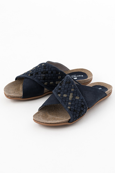 『進撃の巨人』コラボレーションアイテム リヴァイ モデル サンダル 14,800円(税別)(C)諫山創・講談社／「進撃の巨人」製作委員会