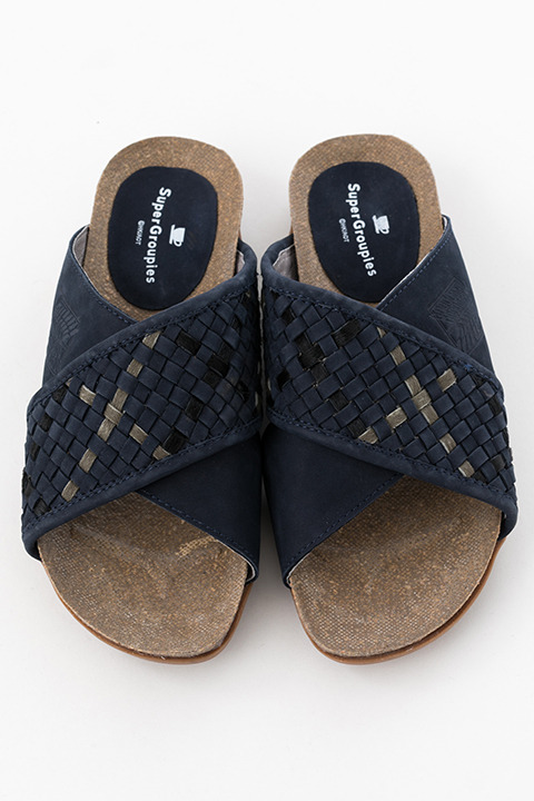 『進撃の巨人』コラボレーションアイテム リヴァイ モデル サンダル 14,800円(税別)(C)諫山創・講談社／「進撃の巨人」製作委員会