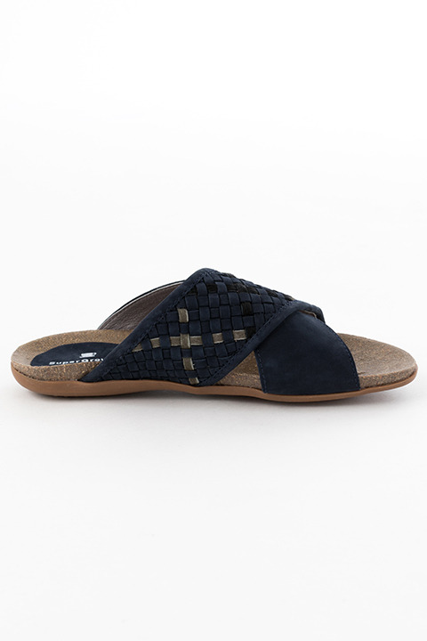 『進撃の巨人』コラボレーションアイテム リヴァイ モデル サンダル 14,800円(税別)(C)諫山創・講談社／「進撃の巨人」製作委員会