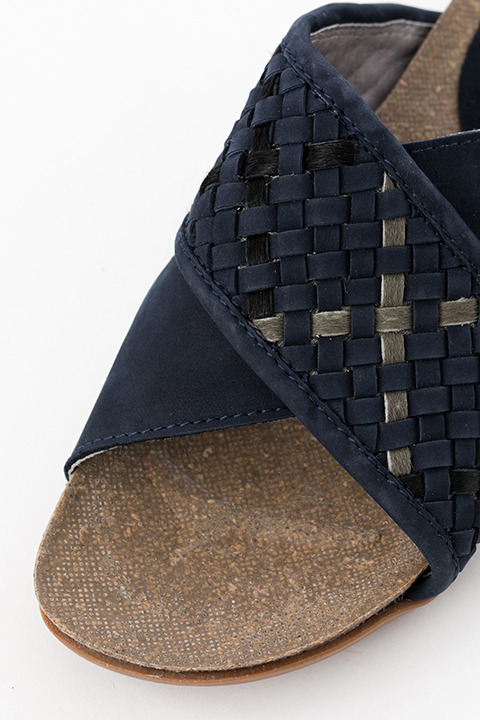 『進撃の巨人』コラボレーションアイテム リヴァイ モデル サンダル 14,800円(税別)(C)諫山創・講談社／「進撃の巨人」製作委員会