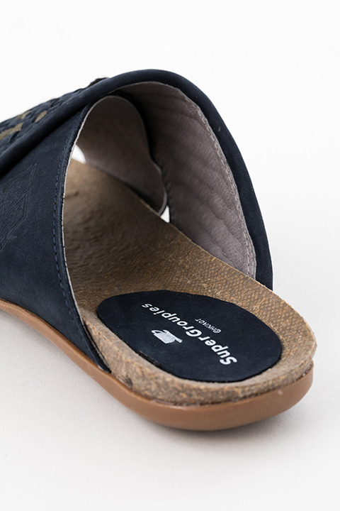 『進撃の巨人』コラボレーションアイテム リヴァイ モデル サンダル 14,800円(税別)(C)諫山創・講談社／「進撃の巨人」製作委員会