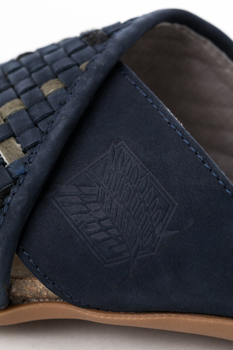 『進撃の巨人』コラボレーションアイテム リヴァイ モデル サンダル 14,800円(税別)(C)諫山創・講談社／「進撃の巨人」製作委員会