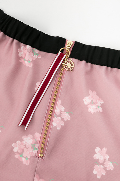 『カードキャプターさくら クリアカード編』コラボレーションアイテム「Pink Blooming」スカート／8,800円(税別)(C)CLAMP・ST/講談社・NEP・NHK
