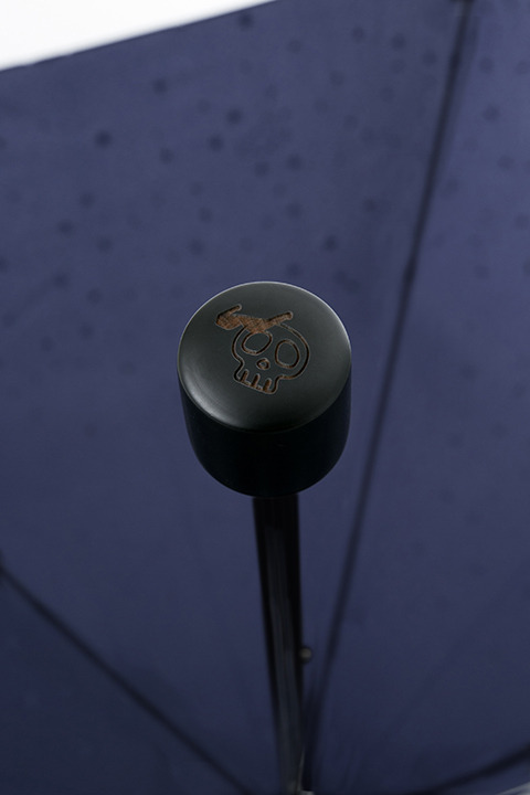 『おそ松さん』コラボレーション折り畳み傘 カラ松モデル 5,200円（税別）(C)赤塚不二夫／おそ松さん製作委員会