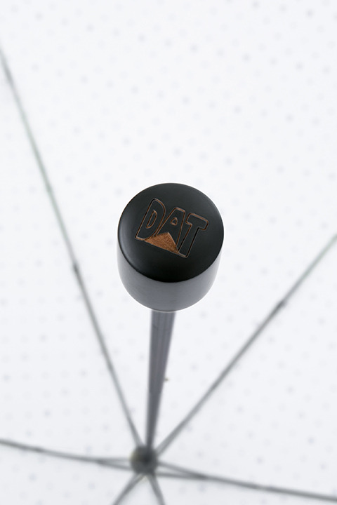 『おそ松さん』コラボレーション折り畳み傘 一松モデル 5,200円（税別）(C)赤塚不二夫／おそ松さん製作委員会