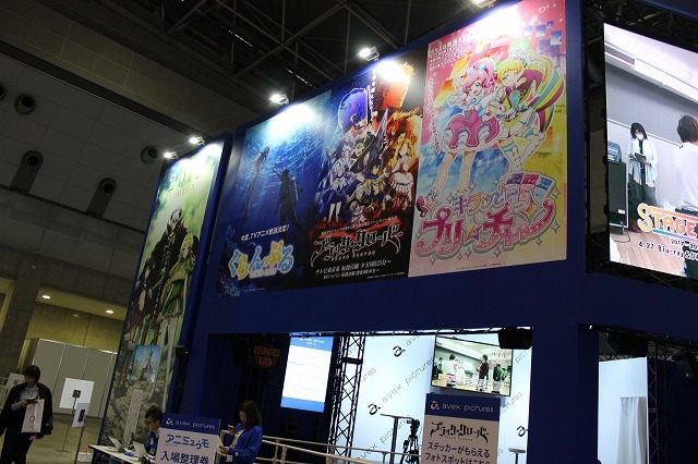 「ユーリ」「おそ松さん」エイベックスは物販&ライブ　1日1回無料