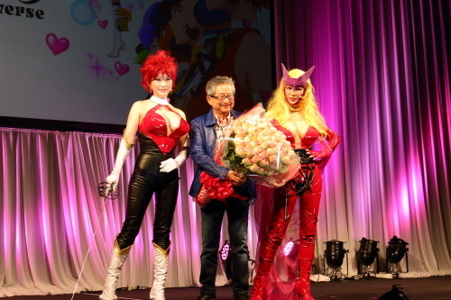 叶姉妹、「キューティーハニー」のコスプレ披露！ 永井豪にサプライズのキスも