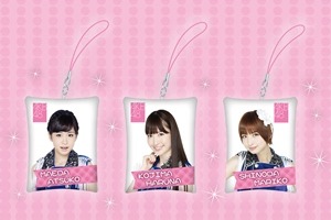 AKB48ミニクッション型携帯クリーナーストラップ チームA＆チーム4登場時期：　7月登場予定※写真は3種だが、賞品は全32種。