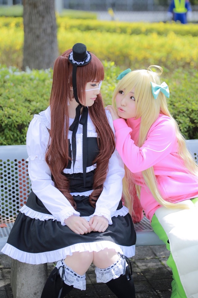 左からコスプレを披露した大森日雅（花園ゆりね役）、鈴木愛奈（邪神ちゃん役）