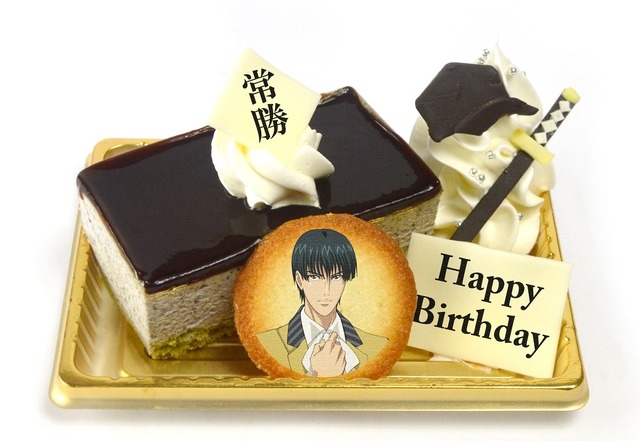 「新テニスの王子様 立海祭り in J-WORLD TOKYO」真田弦一郎のたまらんバースデーケーキ (黒ごまケーキ) (750 円)  (C)許斐 剛／集英社・ＮＡＳ・新テニスの王子様プロジェクト