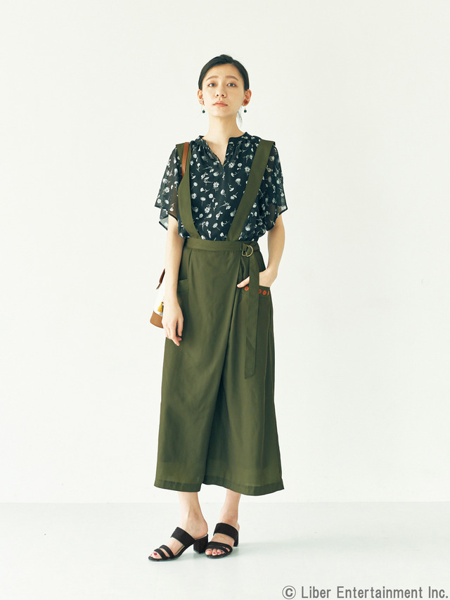 秋組 フラワープリントブラウス 4590円（税抜）秋組 サス付き ラップパンツ 6990円(C)Liber Entertainment Inc.produced by CHORD co.,ltd.