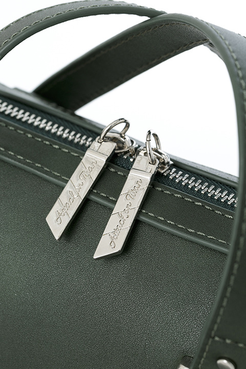 『進撃の巨人』コラボレーション 調査兵団モデル リュック 12,800円（税別）(C)諫山創・講談社／「進撃の巨人」製作委員会