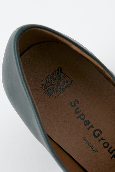 『進撃の巨人』コラボレーション 調査兵団モデル シューズ 17,800円（税別）(C)諫山創・講談社／「進撃の巨人」製作委員会