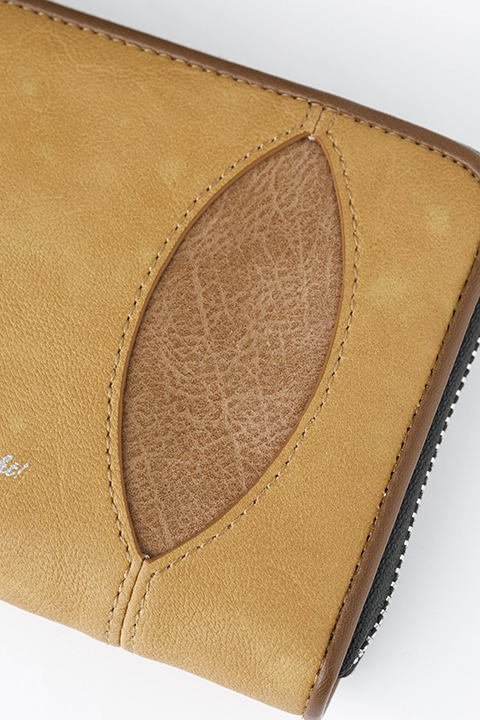 『進撃の巨人』コラボレーション 調査兵団モデル 長財布 9,800円（税別）(C)諫山創・講談社／「進撃の巨人」製作委員会