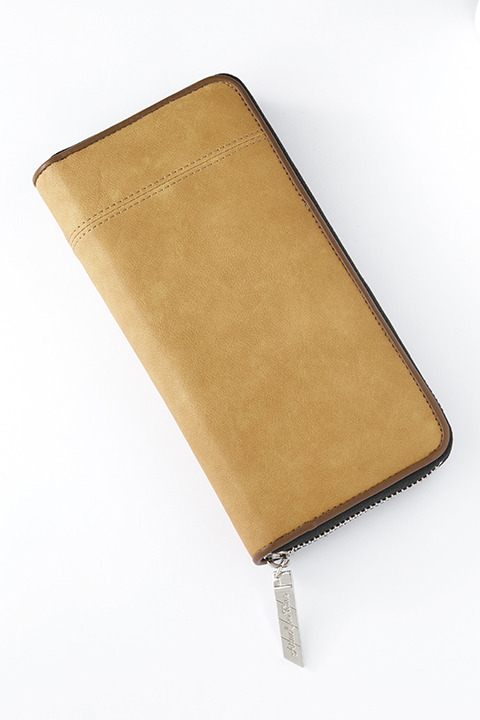 『進撃の巨人』コラボレーション 調査兵団モデル 長財布 9,800円（税別）(C)諫山創・講談社／「進撃の巨人」製作委員会