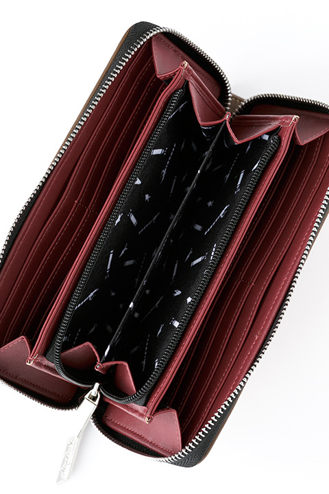 『進撃の巨人』コラボレーション 調査兵団モデル 長財布 9,800円（税別）(C)諫山創・講談社／「進撃の巨人」製作委員会