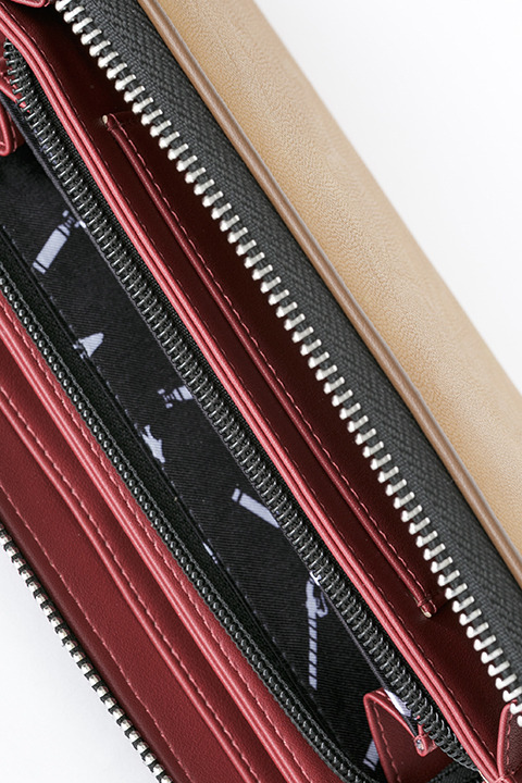 『進撃の巨人』コラボレーション 調査兵団モデル 長財布 9,800円（税別）(C)諫山創・講談社／「進撃の巨人」製作委員会