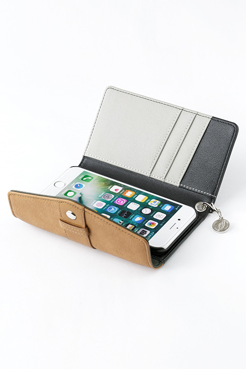 『進撃の巨人』コラボレーション 調査兵団モデル スマートフォンケース 5,000円（税別）(C)諫山創・講談社／「進撃の巨人」製作委員会