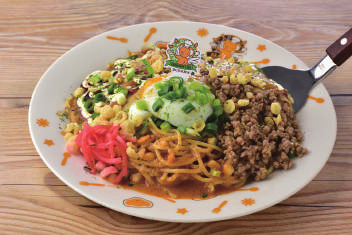 「カードキャプターさくらクリアカード編 ケロちゃんカフェ」温玉とろーり モダン焼き風 担担麺 【価格】1,380円（税別） (C)CLAMP・ST/講談社・NEP・NHK