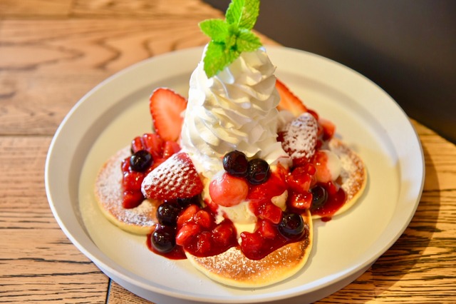 OKANの愛が詰まったパンケーキ　(C)毛魂一直線・ふゅーじょんぷろだくと／魔法少女俺製作委員会