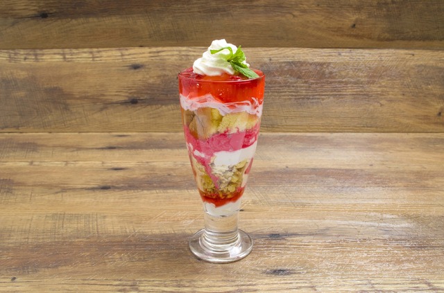 「セガコラボカフェ Fate/EXTRA Last Encore」デザートメニュー  各1,000円（税込）セイバーパフェ(C)TYPE-MOON / Marvelous, Aniplex, Notes, SHAFT  (C)SEGA